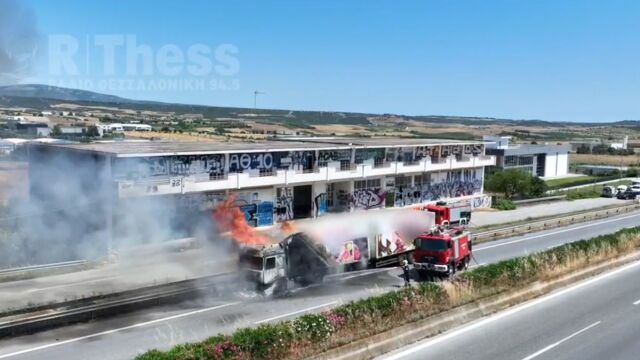 Στις φλόγες τυλίχθηκε νταλίκα στην Εθνική Οδό Μουδανιών - Θε
