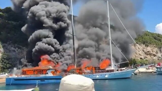 Παξοί: Σκάφη τυλίχθηκαν στις φλόγες στο λιμάνι (Βί