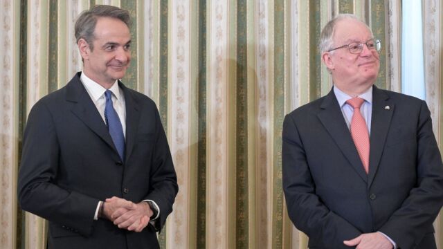 Ορκίζονται την Παρασκευή τα νέα μέλη της κυβέρνησης στο Προε