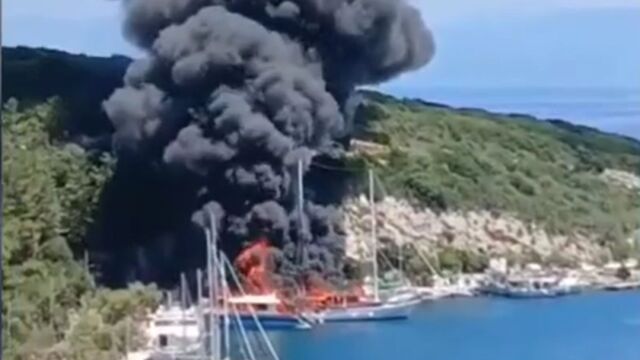Παξοί: Υπό έλεγχο η φωτιά στα δύο σκάφη στο λιμάνι