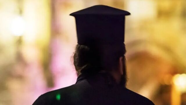 Σοκ στα Πετράλωνα: Χειροπέδες σε 52χρονο δήθεν κληρικό που βγήκε στον δρόμο και έδειχνε τα γεννητικά του όργανα στους περαστικούς