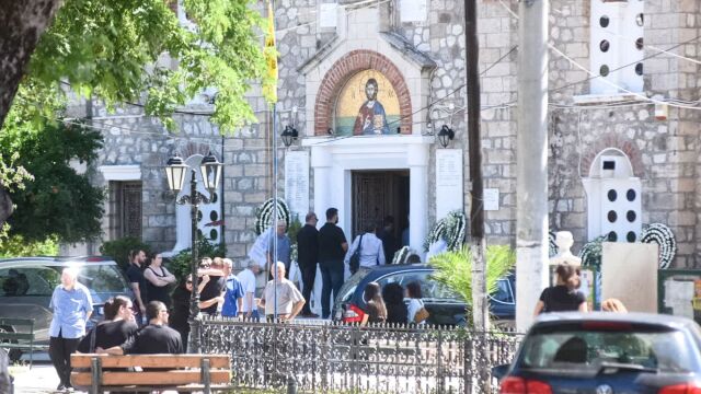 Πώς μπόρεσε να το κάνει και να μη μετανιώνει; : Ράγισαν καρδιές στην κηδεία μητέρας και γιου στο Αίγιο - Λίγα χιλιόμετρα μακριά απολογούνταν ο Ιταλός (Εικόνες & Βίντεο)