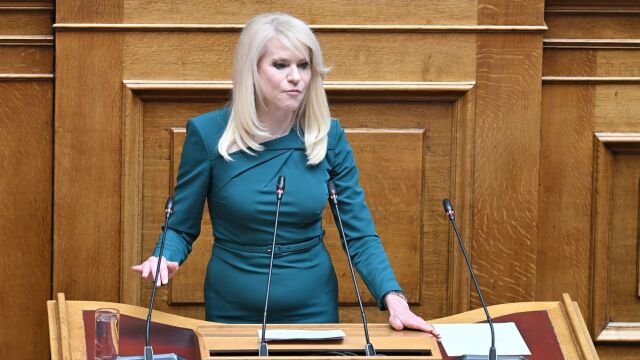 Τα πράσινα καρφιά και η Θεοδώρα Τζάκρη: Μια υποψηφιότητα στελέχους του ΠΑΣΟΚ στην Πέλλα και τα ερωτήματα που φουντώνουν