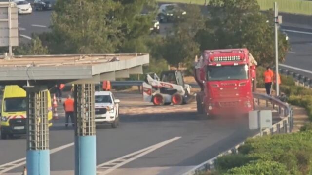 Τροχαίο ατύχημα στην Αττική Οδό: Ανατροπή φορτηγού με μπάζα, πυροσβέστες απεγκλώβισαν τον οδηγό (Βίντεο)