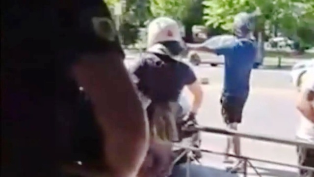 Μενίδι: Ένταση και χυδαίες εκφράσεις έξω από τα δικαστήρια μετά την καταδίκη για το θάνατο του 11χρονου Μάριου - Καλά κάναμε και τον σκοτώσαμε (Bίντεο)