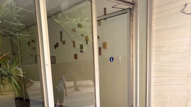 Σκηνές σοκ στο Αγρίνιο: Άνδρας χτύπησε το κεφάλι της συντρόφου του σε τζαμαρία μετά από καβγά στη μέση του δρόμου