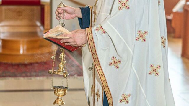 Μας έβαζε να φιλιόμαστε στο στόμα με τις φίλες μας: Σοκάρουν οι μαρτυρίες τεσσάρων κοριτσιών που καταγγέλλουν πρώην αρχιμανδρίτη για βιασμό και ασέλγεια όταν ήταν ανήλικες - Τι απαντά ο δικηγόρος του (Βίντεο)