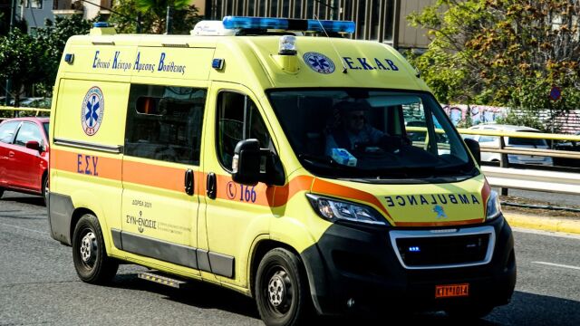 Σοβαρό τροχαίο στην Αγία Παρασκευή: Αυτοκίνητο παρέσυρε γυναίκα στη Μεσογείων - Μεταφέρθηκε στον Ερυθρό Σταυρό