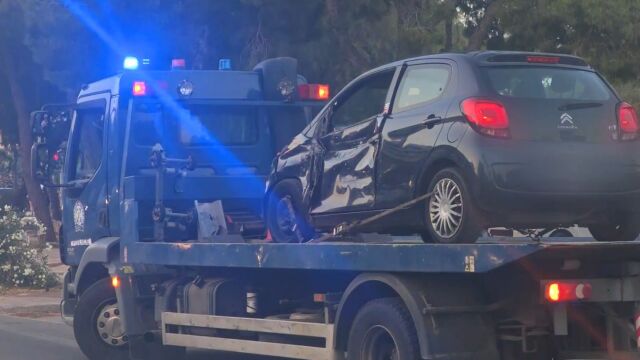 Κινηματογραφική καταδίωξη στη Βάρκιζα: Τράκαραν, παράτησαν το ΙΧ με χιλιάδες ευρώ και εξαφανίστηκαν (Βίντεο)