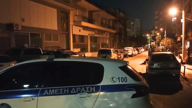 Αιματηρό επεισόδιο στην Καλλιθέα: Νεαρός στο νοσοκομείο με τραύμα από μαχαίρι - Οκτώ προσαγωγές (Βίντεο)