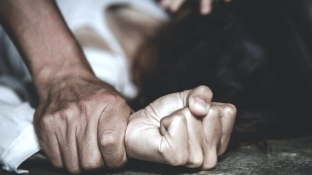 Σοκ στη Σκόπελο: 19χρονη κατήγγειλε το βιασμό της από 28χρονο συνάδελφό της - Ξύπνησε με το παντελόνι κατεβασμένο και μόνο με το εσώρουχο
