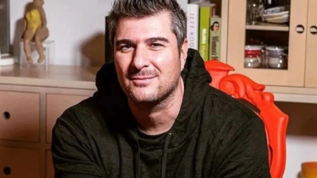 Ο Νίκος Μωραΐτης τον τρολάρει τον Κασσελάκης για το Φιλελεύθερο Κέντρο - Δεν μας νοιάζει αρχηγέ, βάψε μας και όλους μπλε!