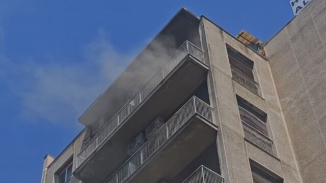 Φωτιά σε ξενοδοχείο στην Ομόνοια: Άνθρωποι βγήκαν στα μπαλκόνια να σωθούν (Βίντεο)