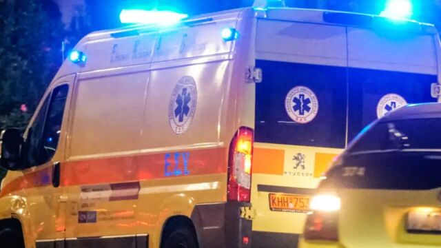 Τροχαίο δυστύχημα στη Βαρυμπόμπη: Νεκρός ανασύρθηκε ο οδηγός οχήματος που ανατράπηκε και πήρε φωτιά