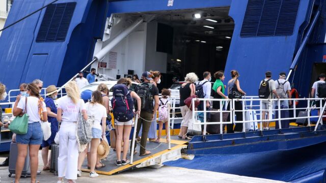 Διακοπές: Το 33% δηλώνει ότι δεν μπορεί να φύγει οικογενειακώς, απαγορευτικές θεωρεί τις τιμές διαμονής το 51% - Η online έρευνα του parapolitika.gr αποκαλύπτει πώς η ακρίβεια αλλάζει τα σχέδια