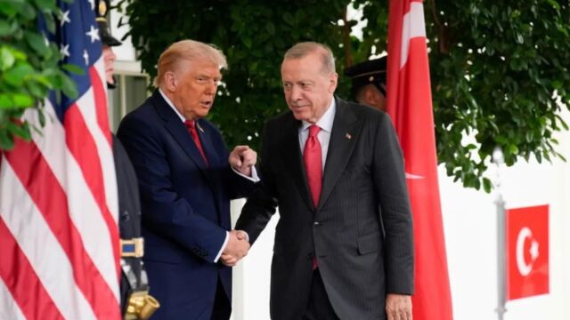 Ελληνοαμερικανοί κατά Τραμπ: Ζητούν να μπλοκαριστεί η στρατιωτική ενίσχυση της Τουρκίας - Δεν καθόμαστε στα αυγά μας λέει στο parapolitika.gr ο Νίκος Λαρυγγάκης