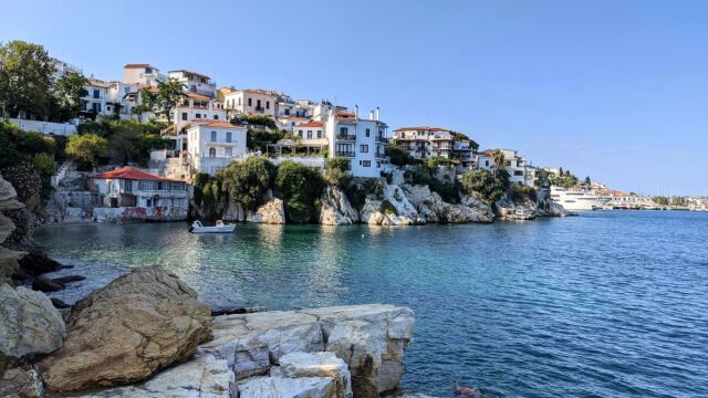 Σκιάθος: Αναστάτωση σε γνωστό εστιατόριο - Ζευγάρι τουριστών φέρεται να έφαγε και να έφυγε χωρίς να πληρώσει