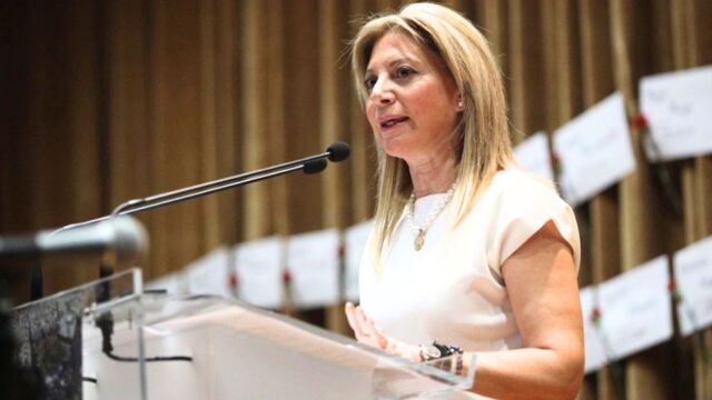 Η Καρυστιανού που δεν θυμάται την αγορά του σπιτιού από fund το 2022, ο Καραχάλιος που δεν ξεχνά και η ιστορία με την εταιρεία διαχείρισης ακινήτων