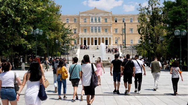 Δημόσιο χρέος: Η Ελλάδα θα πληρώνει τον λογαριασμό της κρίσης έως το 2070 - Πόσα χρωστά ακόμη και τι προβλέπεται για την ανάπτυξη