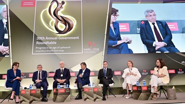 Συνέδριο Economist: Η Διαμαντοπούλου έβαλε τον Νταβούτογλου στη θέση του για την ένταξη της Τουρκίας στην ΕΕ - Δεν μπορούμε να ξεχάσουμε την παράνομη κατοχή της Κύπρου