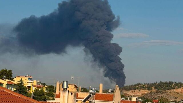 Φωτιά και έκρηξη σε εργοστάσιο στον Ασπρόπυργο: Ένας εγκαυματίας - Μήνυμα από το 112 (Εικόνες & Βίντεο)