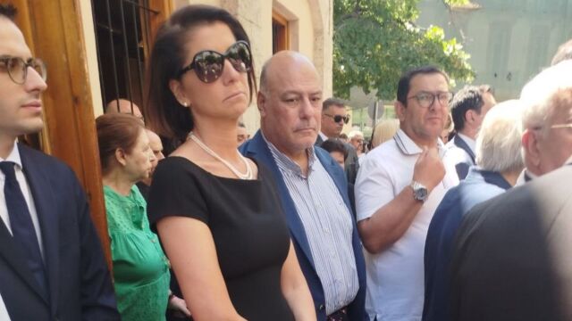 Αλεξία Μπακογιάννη: Τι κρίμα πάλι...τι κρίμα - Ο συγκλονιστικός αποχαιρετισμός στη κηδεία της Βάγιας Νέστορα και η ανοιχτή πληγή 37 χρόνια μετά τη δολοφονία του πατέρα της