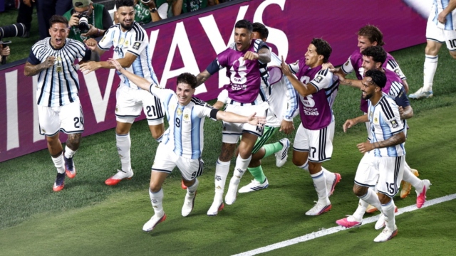 Μουντιάλ 2026: Πανηγύρισαν έξαλλα με τον κόσμο τους οι παίκτες της Αργεντινής - Κοιτούσε... αποσβολωμένος ο Τσάκα (Βίντεο)