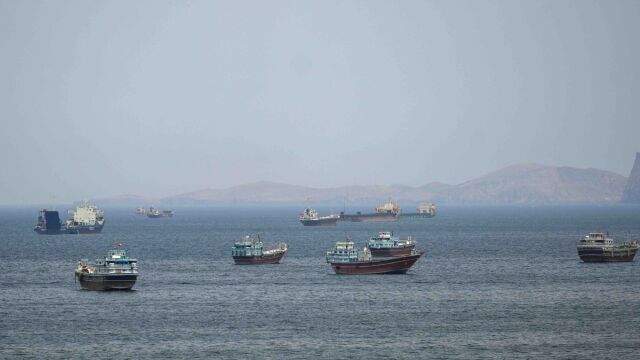 Ιράν: Κλειστά μέχρι νεωτέρας τα Στενά του Ορμούζ, αγνοείται μέλος του πλοίου με κυπριακή σημαία που χτύπησε η Τεχεράνη - Με πυρά απάντησαν οι ΗΠΑ