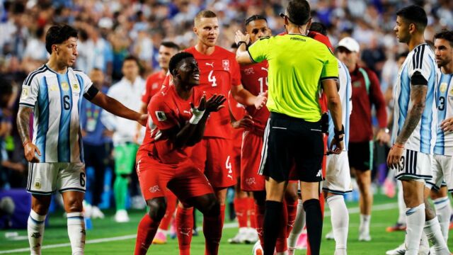 Μουντιάλ 2026: Αποβολή που δίχασε - Γιατί ο Εμπολό είδε κόκκινη κάρτα και η Ελβετία φωνάζει για το VAR (Βίντεο)