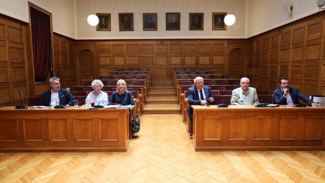 ΣΥΡΙΖΑ: Συνεδριάζει με μόλις 7 βουλευτές η Κοινοβουλευτική Ομάδα - Απών ο Φάμελλος (Εικόνες)