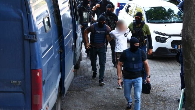 Δολοφονία Βάγιας Νέστορα: Η ομπρέλα που πρόδωσε τους δράστες της εμπρηστικής επίθεσης και το έντυπο με την πινέζα (Βίντεο)