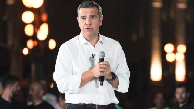 Η στροφή του Αλέξη Τσίπρα: Με χαμηλούς τόνους, διεύρυνση προς τον μεσαίο χώρο και αποστάσεις από τον παλιό ΣΥΡΙΖΑ, επιχειρεί να εδραιώσει την ΕΛΑΣ ως κυρίαρχη δύναμη της αντιπολίτευσης