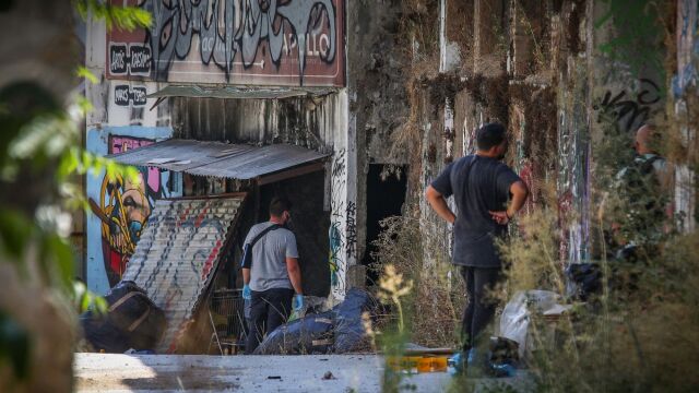 Θρίλερ με τη σορό γυναίκας που βρέθηκε σε βαλίτσα στην Κυψέλη: Μικροκαμωμένη με κόκκινα μαλλιά - Η πρώτη εκτίμηση του ιατροδικαστή, πού στρέφουν την έρευνά τους οι Αρχές (Εικόνες & Βίντεο)
