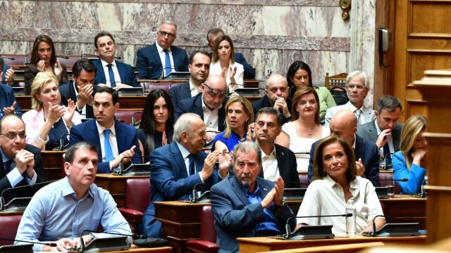 Κοινοβουλευτική Ομάδα ΝΔ: Τα χαμόγελα των γαλάζιων βουλευτών και τα πηγαδάκια πριν την ομιλία Μητσοτάκη (Εικόνες)