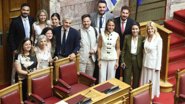 Βουλή: Ψηφίστηκε ο Προσωπικός Βοηθός ΑμεΑ, η κατάργηση των περικοπών σε συντάξεις χηρείας και η απαγόρευση χρήσης πατινιών από ανήλικους κάτω των 17