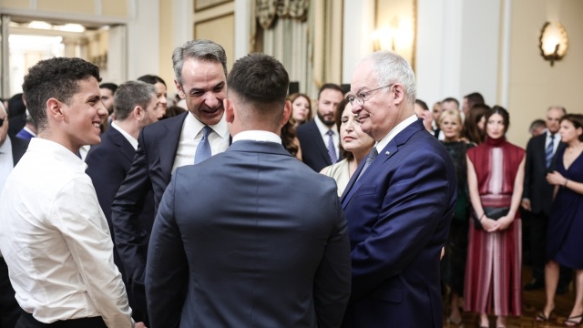 Προεδρικό Μέγαρο: Τετ-α-τετ Μητσοτάκη με τέσσερα τιμώμενα πρόσωπα - Τους αριστούχους των Πανελληνίων, τον ηρωικό πιλότο του F-16 και την δασκάλα που ζωντάνεψε τη Φουρνά  (Εικόνες)