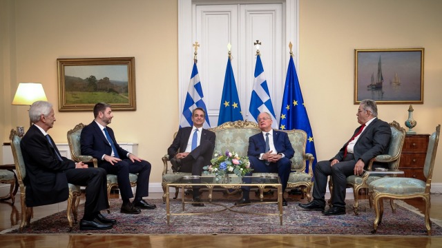 Προεδρικό Μέγαρο: Τις εκλογές θα τις κάνει τον Μάιο - Οι διάλογοι των πολιτικών αρχηγών, οι ατάκες για τους απόντες και τα παραλειπόμενα της δεξίωσης (Εικόνες)