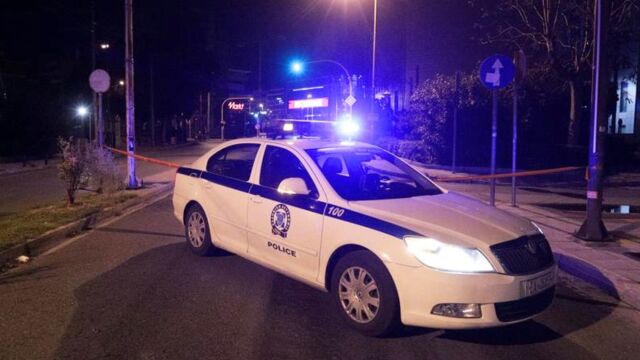 Επεισοδιακή καταδίωξη στο Αντίρριο: Οδηγός εμβόλισε περιπολικό, εγκατέλειψε το όχημά του και αναζητείται - Αναφορές για πυροβολισμούς (Βίντεο)