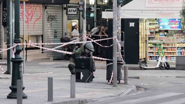 Έληξε ο συναγερμός για την ύποπτη βαλίτσα που εντοπίστηκε στο Μοναστηράκι - Κανονικά διεξάγεται η κυκλοφορία (Βίντεο)