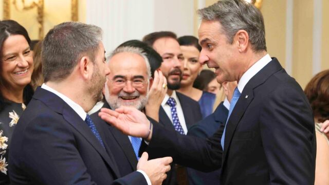 Γαλάζια επιχείρηση εκλογικής διείσδυσης στους ψηφοφόρους του ΠΑΣΟΚ: Η επανασύσταση του αντι-Τσίπρα μετώπου και η αποδόμηση του Ανδρουλάκη - Τα ενδιαφέροντα στοιχεία των δημοσκοπήσεων