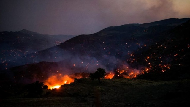 Πύρινη κόλαση στο Ρέθυμνο: Δύο νεκροί πυροσβέστες στη μάχη με τις φλόγες - Άνεμοι έως 11 μποφόρ, κάηκαν σπίτια και εκκενώνονται οικισμοί (Βίντεο)