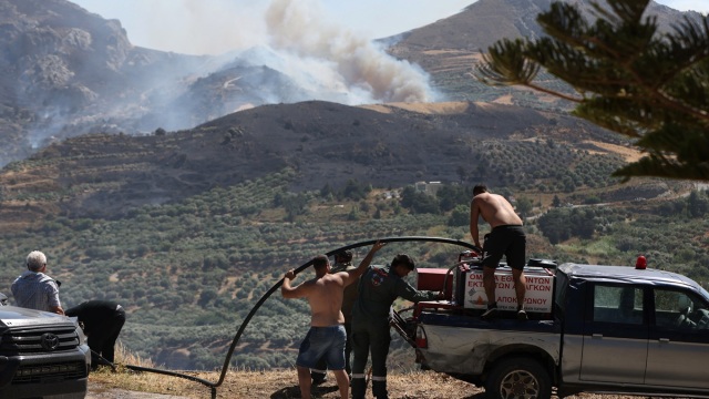 Live: Μάχη με τις φλόγες σε Ρέθυμνο και Πάρο, μαίνονται φωτιές σε Κάλυμνο και Άνδρο - Ήχησε το 112, εκκενώθηκαν οικισμοί (Εικόνες & Βίντεο)