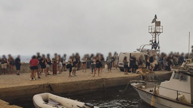 Φωτιά στη Βοιωτία: Εκκενώνεται ο Άγιος Βασίλειος διά θαλάσσης - Έχουν απομακρυνθεί πάνω από 200 άτομα (Εικόνες & Βίντεο)
