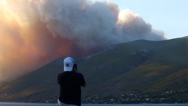 Live φωτιές: Καλύτερη η εικόνα του μετώπου στο Ποικίλο Όρος - Πύρινη κόλαση σε Άρτα, Βοιωτία, Αργολίδα και Αχαΐα, εκκενώθηκε το Πόρτο Γερμενό (Εικόνες & Βίντεο)