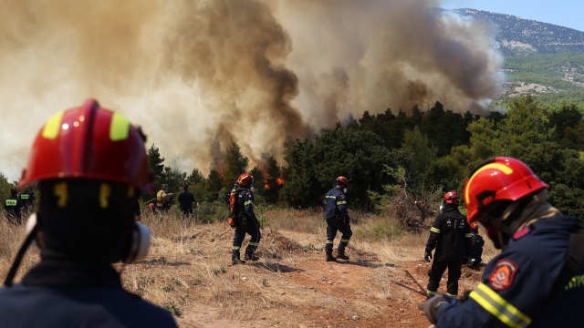 Live Φωτιές: Σκληρή μάχη με τις φλόγες στη Δυτική Αττική - 112 για Λούμπα, Άνω Αλεποχώρι, Μορφέικα, Στάνες Μόρφα, αγωνιώδεις προσπάθειες να ανοιχτούν αντιπυρικές ζώνες (Εικόνες & Βίντεο)