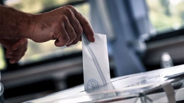 Ποιος γαλάζιος βουλευτής του Νοτίου Τομέα δεν έχει συμπάθειες στις τοπικές οργανώσεις, αλλά έχει πολλές πιθανότητες να επανεκλεγεί