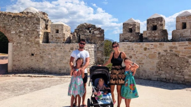 Βρετανοί πούλησαν τα πάντα για μια νέα ζωή στην Ελλάδα, αλλά η φωτιά κατέστρεψε το σπίτι τους λίγο πριν μετακομίσουν (Εικόνες)