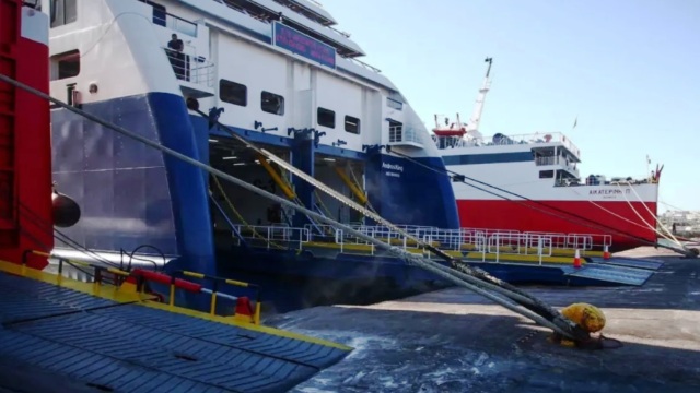 Ραφήνα: Οι σειρήνες των πλοίων αποχαιρέτησαν τον ύπαρχο του Superferry - Συγκινητικές εικόνες στο λιμάνι (Βίντεο)