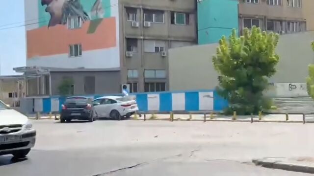 Τρελή καταδίωξη στη Θεσσαλονίκη: Μην κάνεις μ@@ - Μαύρο αυτοκίνητο πήρε στο κατόπι λευκό και το εμβόλισε και δύο διανομείς έσπασαν το τζάμι του οδηγού