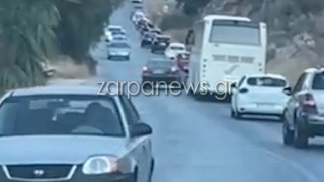 Χανιά: Προσπέραση με ζιγκ ζαγκ στην Κίσσαμο - Περνούσε ανάμεσα από τα αυτοκίνητα για να αποφύγει την ουρά (Βίντεο)